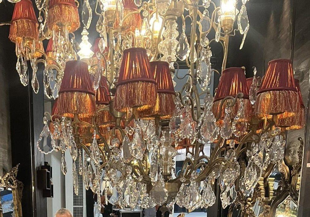 Lampadario di cristallo con paralumi bordeaux