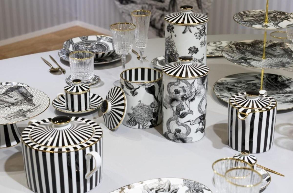 Tavola in bianco e nero con porcellane decorate